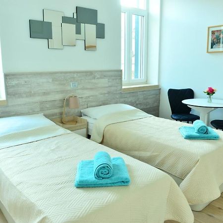 18m² studio Appartement, met 1 privé badkamer in Split Stadscentrum Buitenkant foto