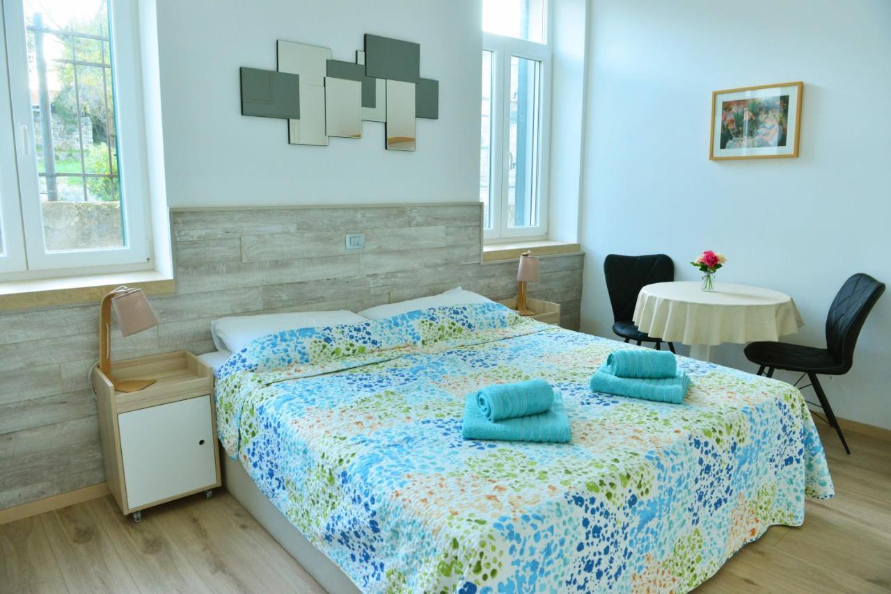 18m² studio Appartement, met 1 privé badkamer in Split Stadscentrum Buitenkant foto