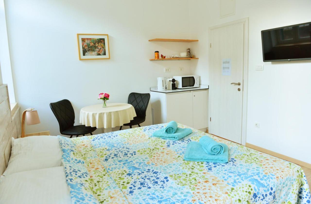18m² studio Appartement, met 1 privé badkamer in Split Stadscentrum Buitenkant foto