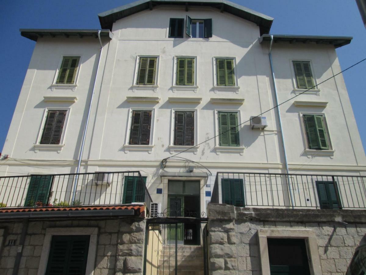 18m² studio Appartement, met 1 privé badkamer in Split Stadscentrum Buitenkant foto